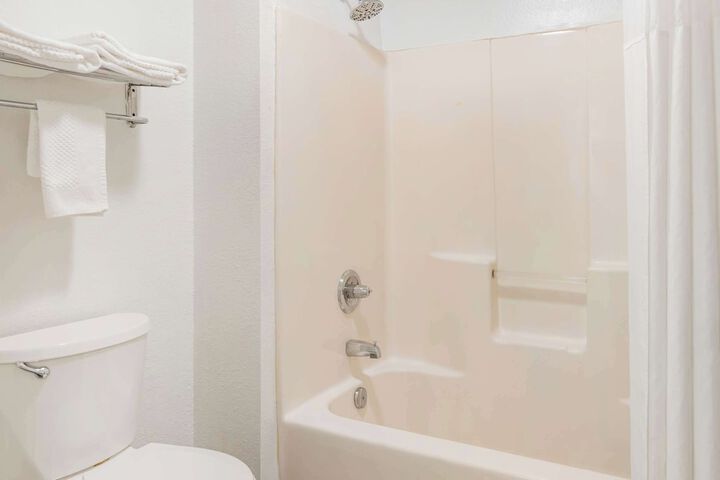 Quality Inn & Suites Decatur - Priceville I-65