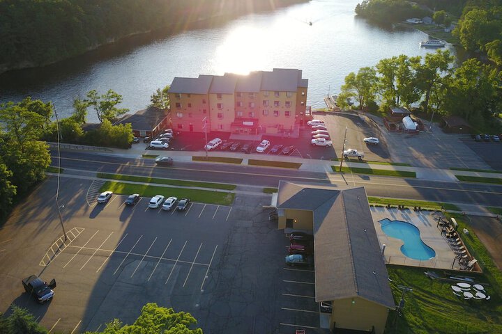 Natura Vue Resort & Boathouse