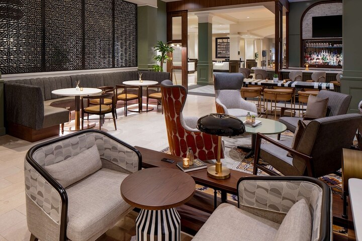 Lounge 62 of 77