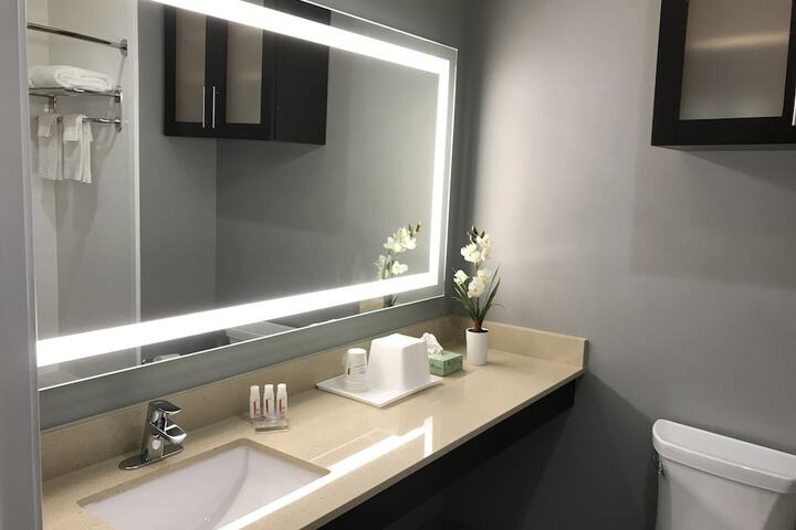 Days Inn & Suites by Wyndham Port Arthur