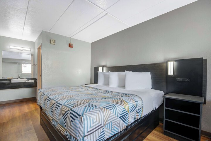 Room 14 of 33