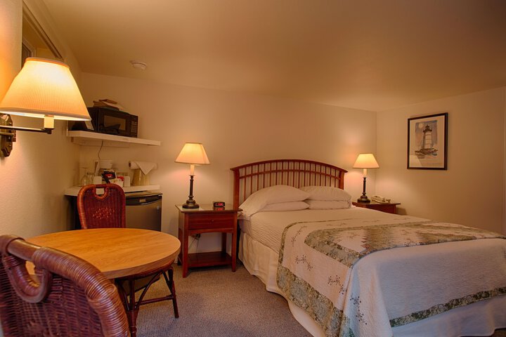 The Waves / The Argonauta Inn/The White Heron Lodge