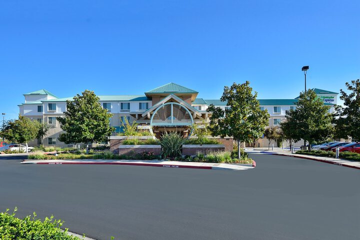 Holiday Inn Express & Suites Elk Grove Central - Hwy 99 by IHG