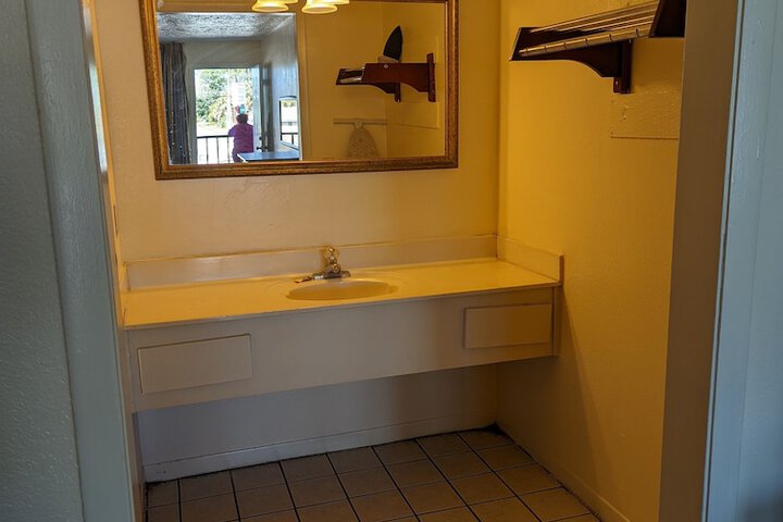 Room 28 of 48