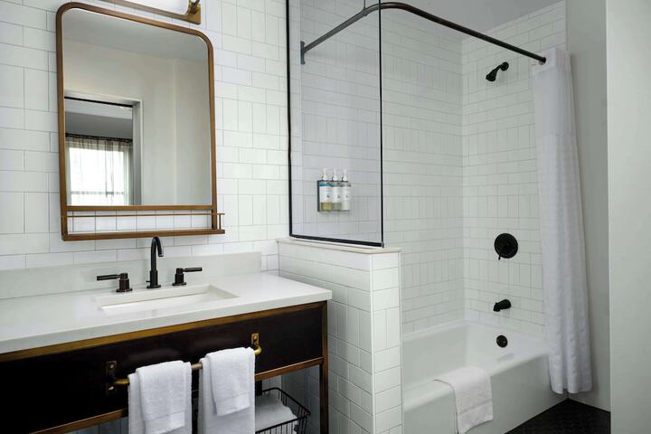 Hotel Phillips Kansas City Curio Collection by Hilton