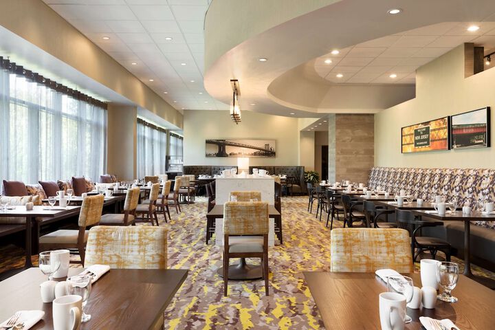 Hilton East Brunswick Hotel & Executive Meeting Center