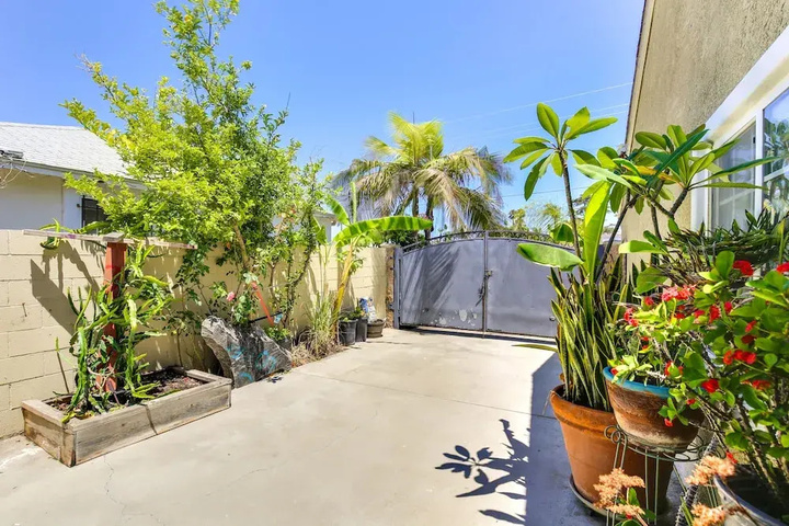 Westminster Escape Near Beaches & Shopping!