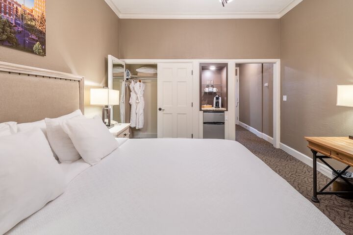 Room 33 of 62