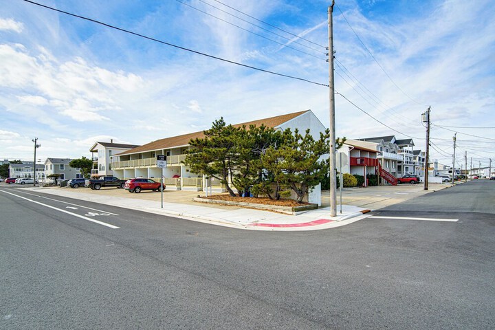 Steps to Sand & Surf! Couples Haven in Brigantine