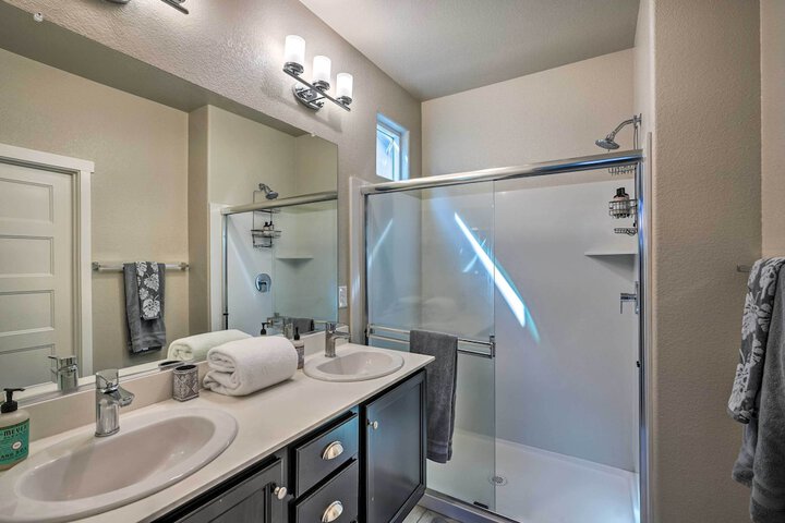 Pet-friendly Elk Grove Retreat w / Balcony!