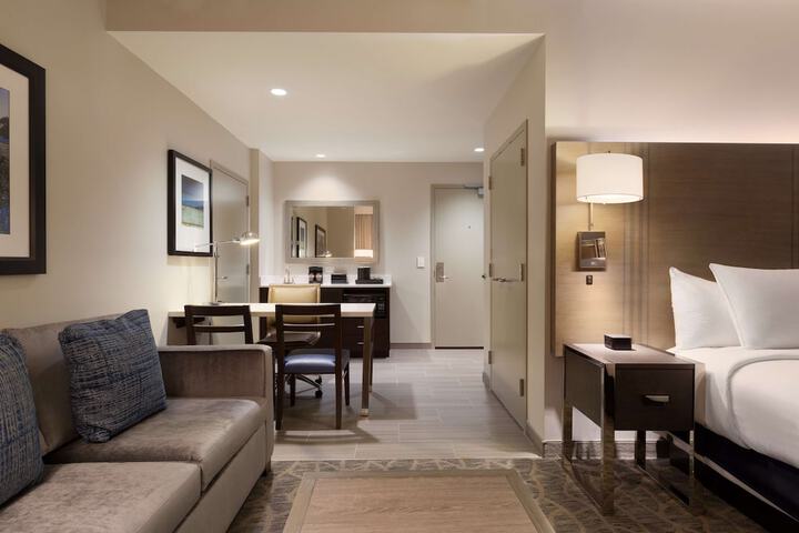 Embassy Suites by Hilton The Woodlands at Hughes Landing