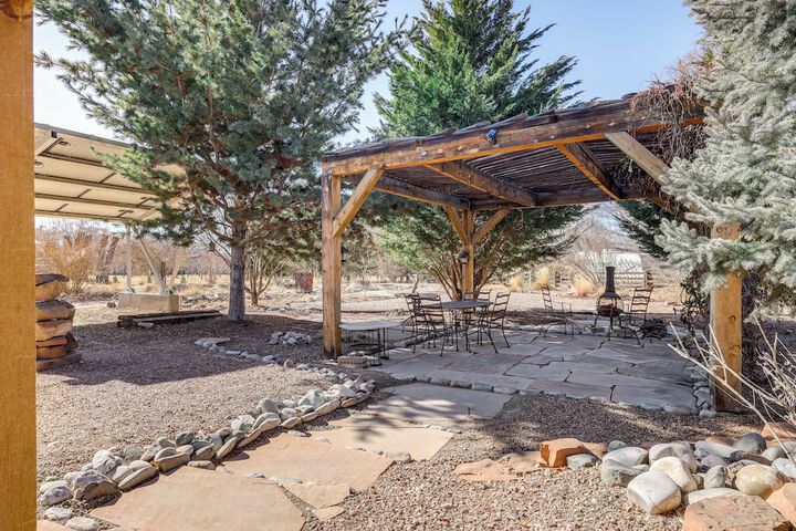 Artsy Studio w / Patio: 25 Mi to Santa Fe