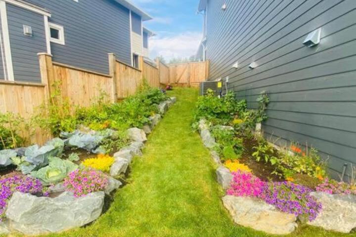 The Royal Bay Escape: Cozy 2 bedrooms garden suite
