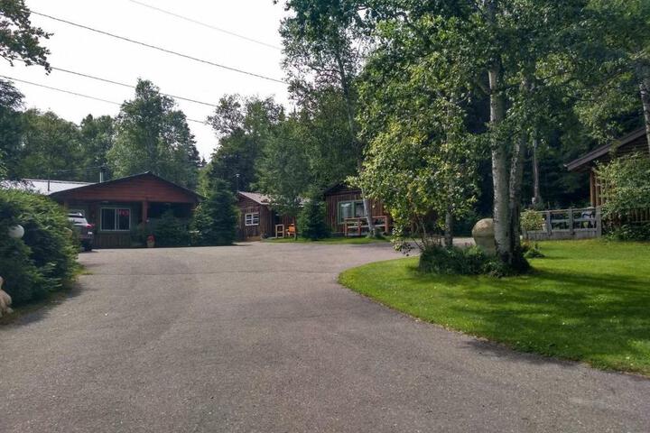High Falls Motel & Cabins