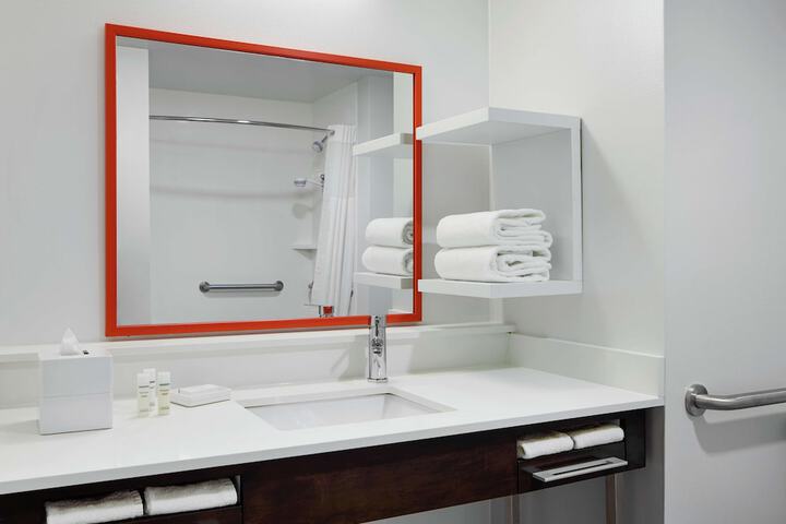 Hampton Inn & Suites Chicago Waukegan