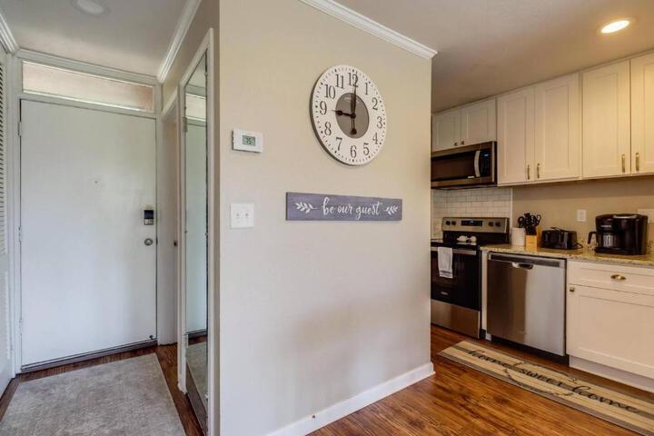 Lakeside Villa - Quite Location walk to the Country Club