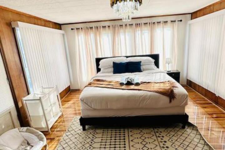 5 bedroom House King Beds 1 Bath 20 Min to Falls