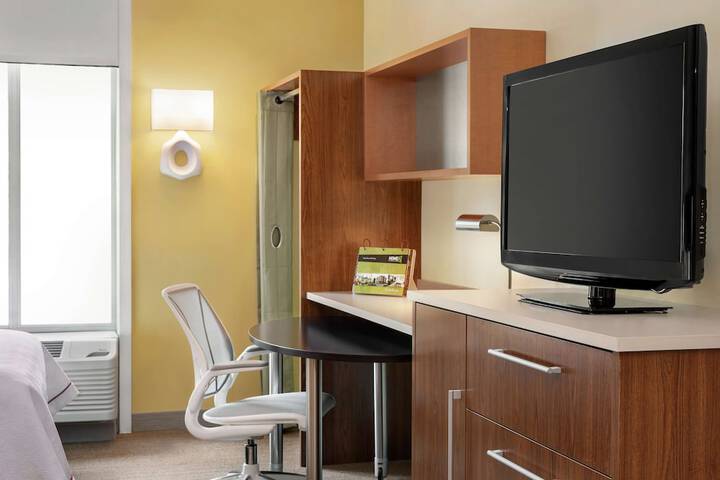 Room 11 of 28
