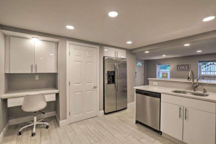 Cozy Quiet Getaway Surrounded by Nature 19 Miles To Downtown Boston