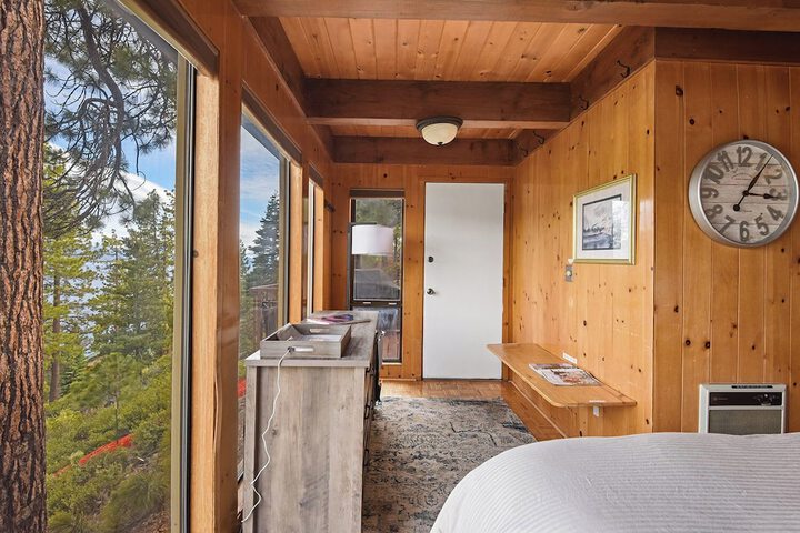 Stunning Views at Stargazer Lakefront Studio!