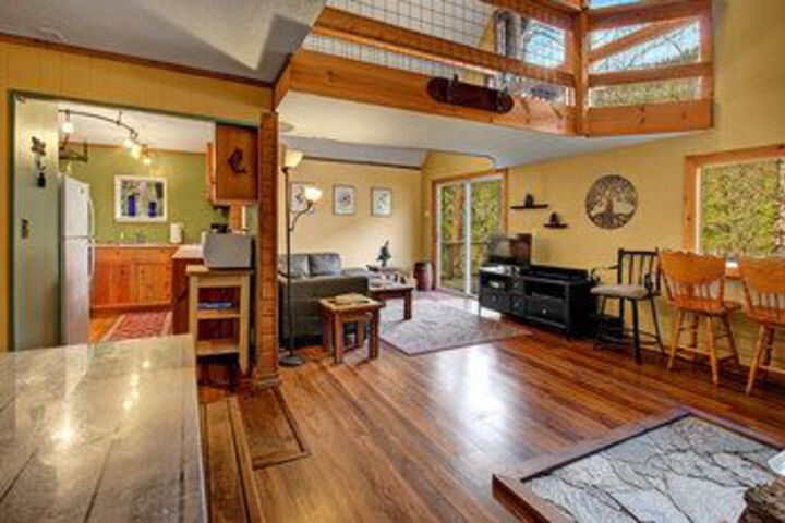 Huckleberry Hideout Cabin with Hot Tub