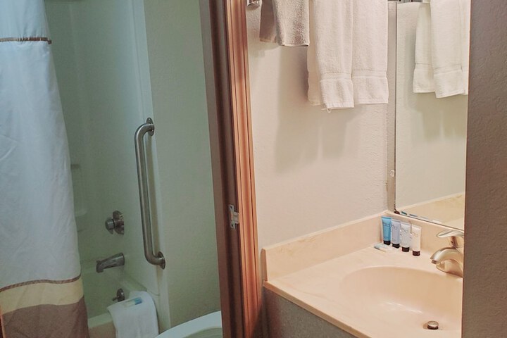 Blackstone Lodge & Suites