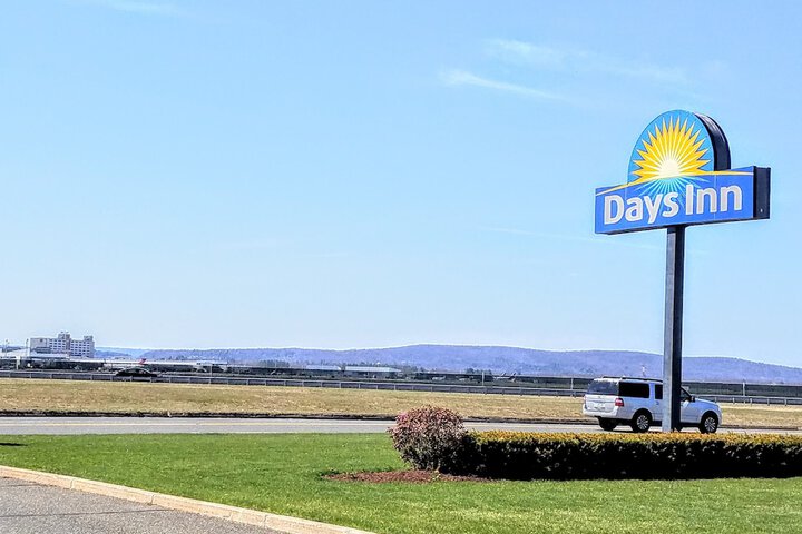 Days Inn by Wyndham Windsor Locks / Bradley Intl Airport