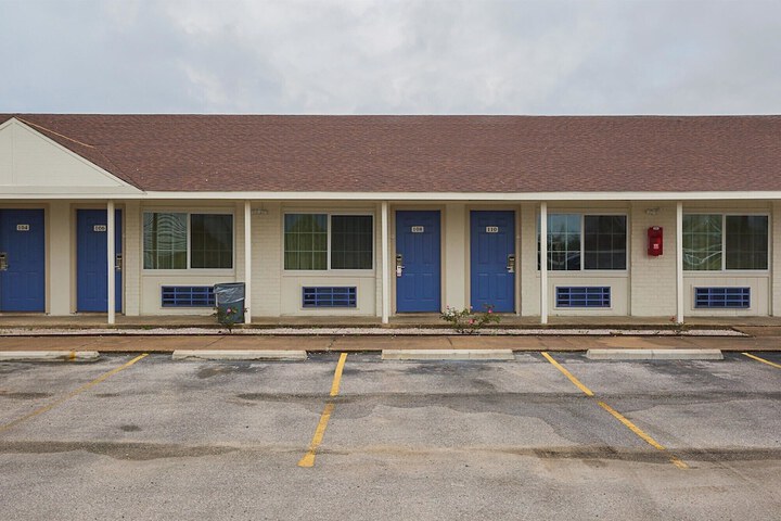 Motel 6 Madisonville TX