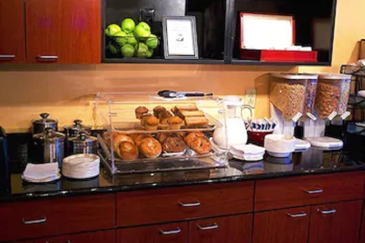 Breakfast/Coffee Service 25 of 32