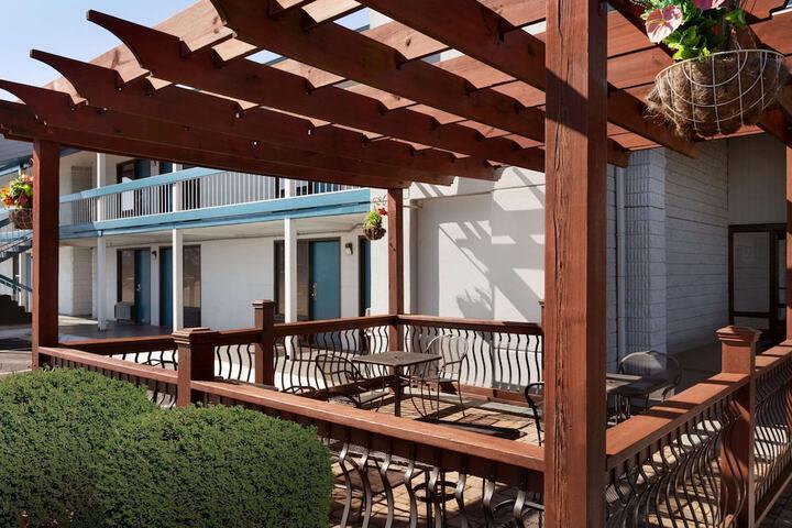 Hotel Exterior 45 of 46