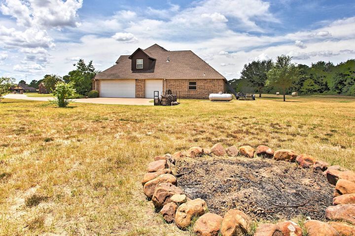 Spacious Stallion Lake Ranch Home w / Patio