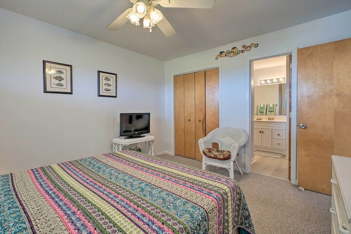 Oak Island Beachfront Condo w / Community Pool