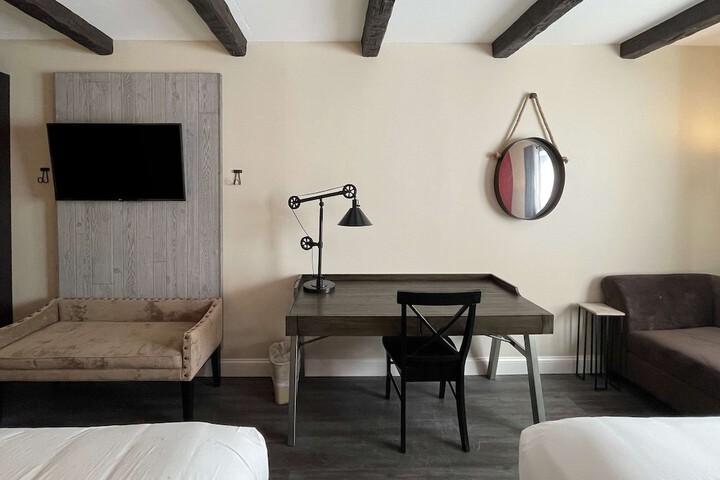 Room 44 of 91