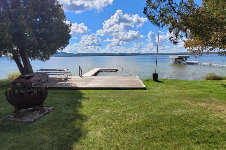 Sandbar Cedar Cottage on Lake Leelanau