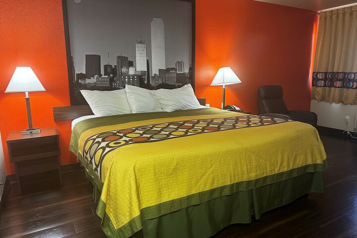 Room 17 of 33