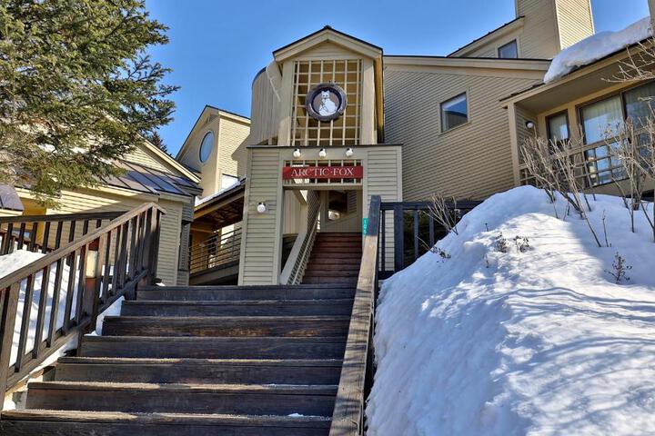 Skiers! Fox Hollow 2BR 2BA Condo Across from Pico, Minutes to Killington condo