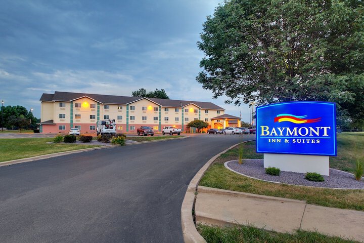 Baymont by Wyndham Galesburg