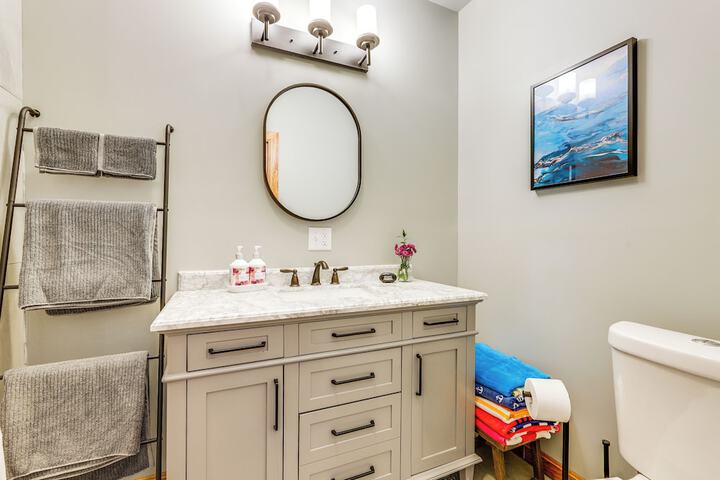 Lakefront Orange Vacation Rental - Pet Friendly!