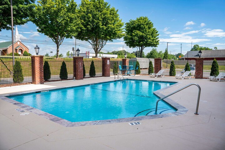 Comfort Suites Outlet Center
