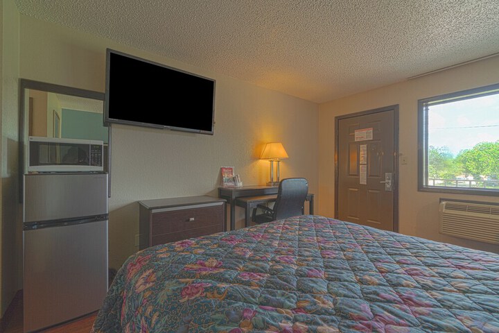 Regency Inn & Suites by OYO Bay City TX