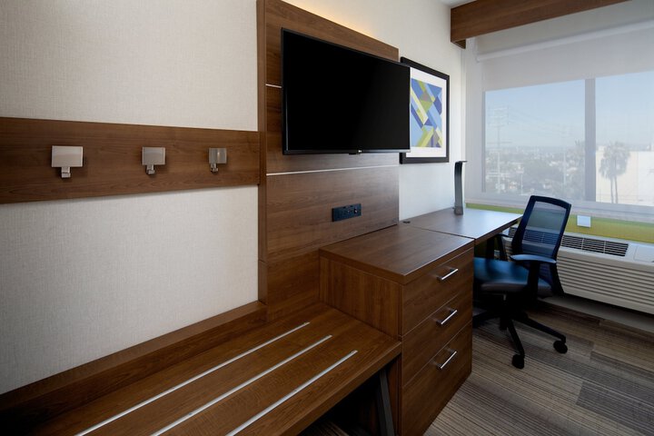 Room 25 of 38