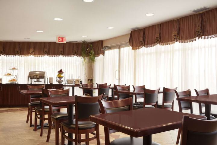 Days Inn & Suites by Wyndham Langley