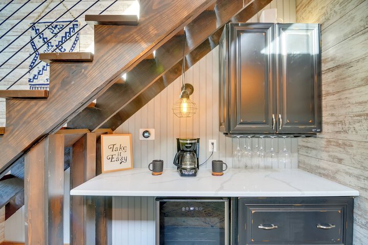 Hike & Climb: Pet-friendly Red River Gorge Cabin!