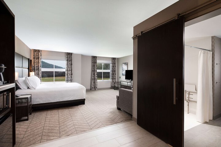 Room 27 of 87