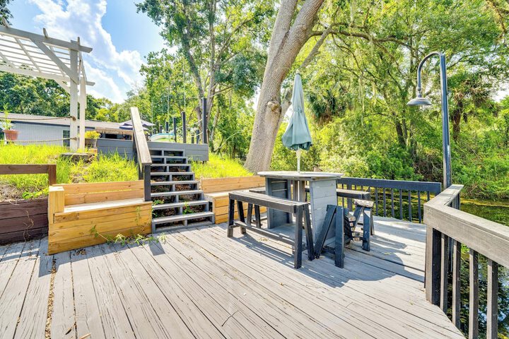 Spacious Tavares Home w / Private Outdoor Oasis!