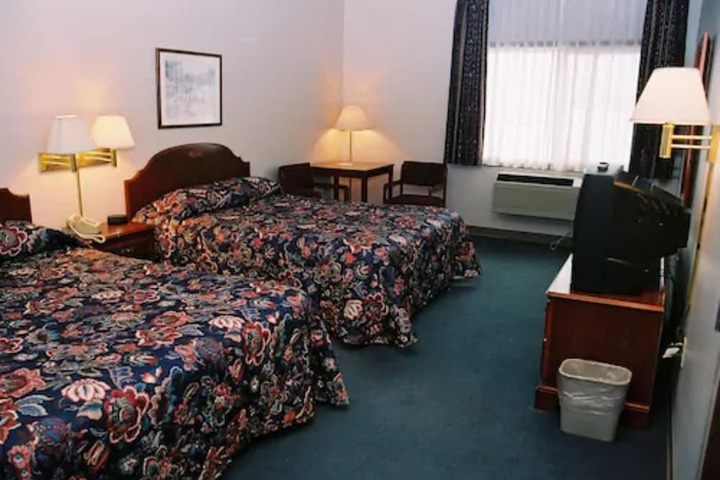 Room 7 of 16