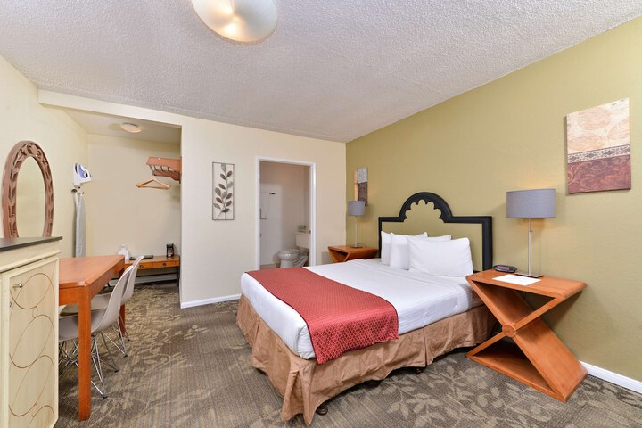 Room 25 of 39