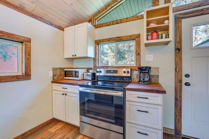 Donnelly Cabin w / Fire Pit: 5 Mi to Boat & Ski!