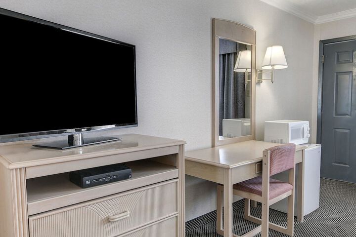 Room 9 of 28