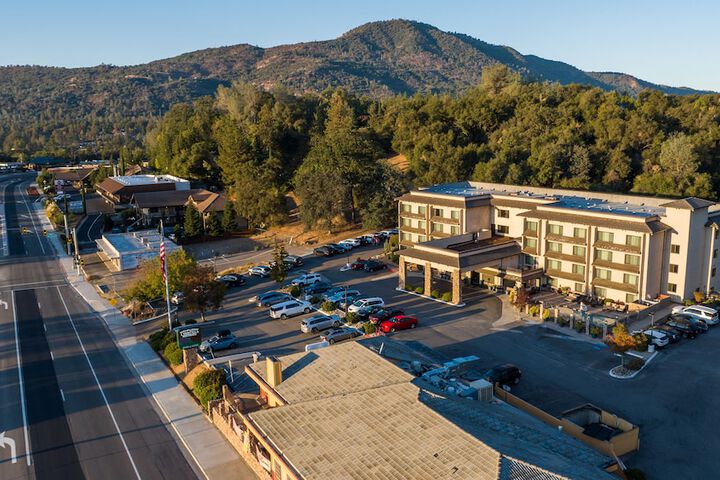 Yosemite Southgate Hotel & Suites